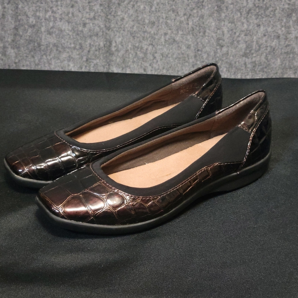Clarks Collection Soft Cushion Alligator Print Slip On Size 6.5 Flats Loafers